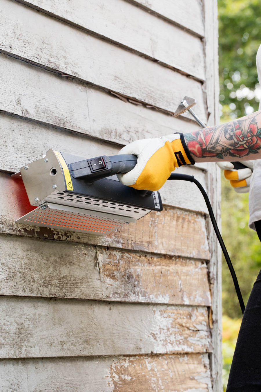 Fast and easy removal of paint from the clapboards of a house. Speedheater Rapid Slim is safe and effective.